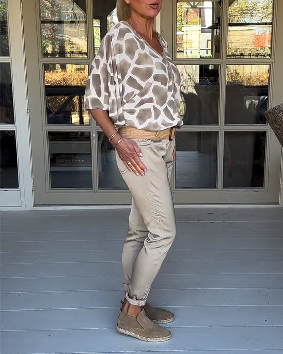 Elegancka bluzka z nadrukiem i dekoltem w kształcie litery V z rękawami nietoperzowymi