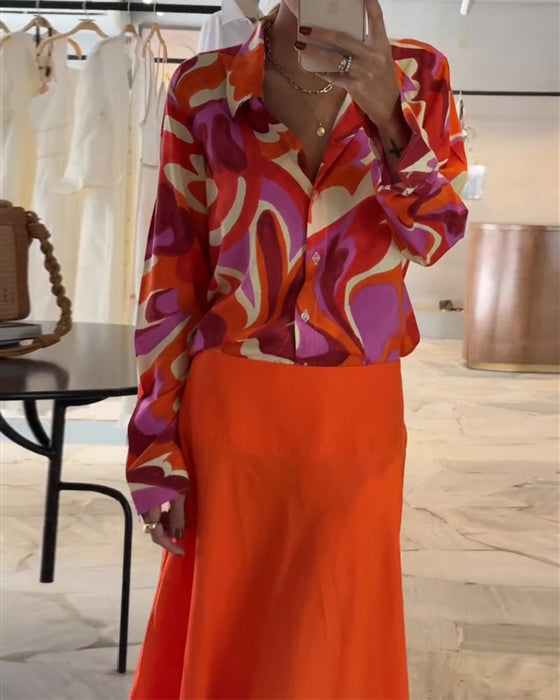 Kolorowa bluzka z klapą i guzikami