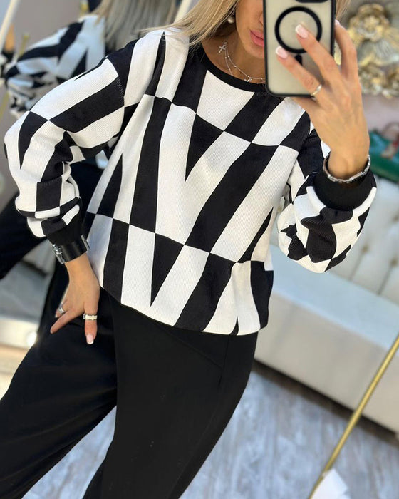 Bluza z okrągłym dekoltem i nadrukiem w kształcie litery V