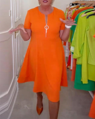 Modna sukienka w jednolitym kolorze zapinana na zamek z krótkim rękawem