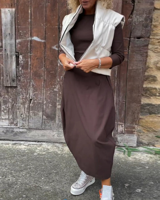 Prosta jednokolorowa elegancka sukienka z długim rękawem i kieszeniami