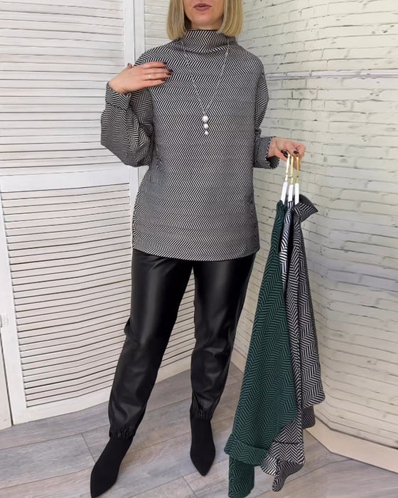 Sweter z golfem i nadrukiem