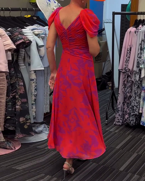 Plisowana sukienka z rozcięciem i nadrukiem