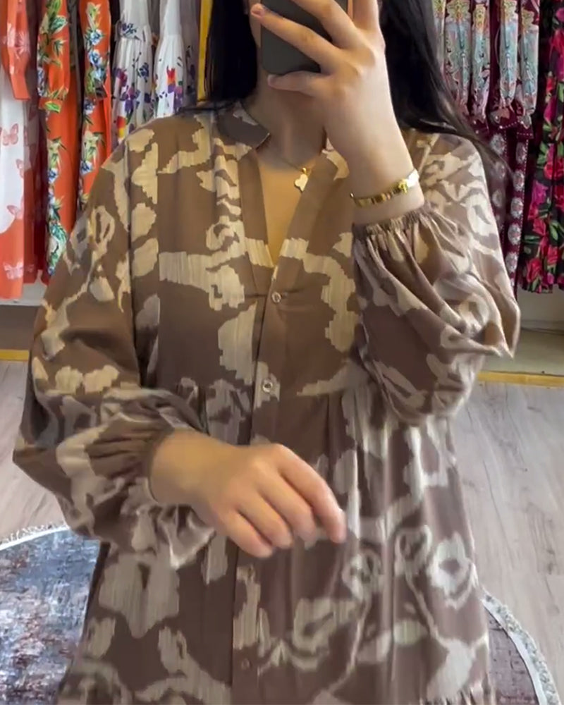 Luźna sukienka zapinana na guziki z nadrukiem