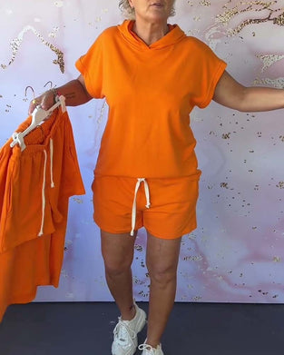 Luźny komplet z krótkim rękawem i kapturem w jednolitym kolorze