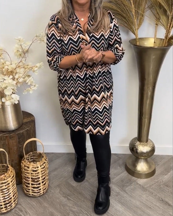 Sukienka z nadrukiem fal i dekoltem w kształcie litery V