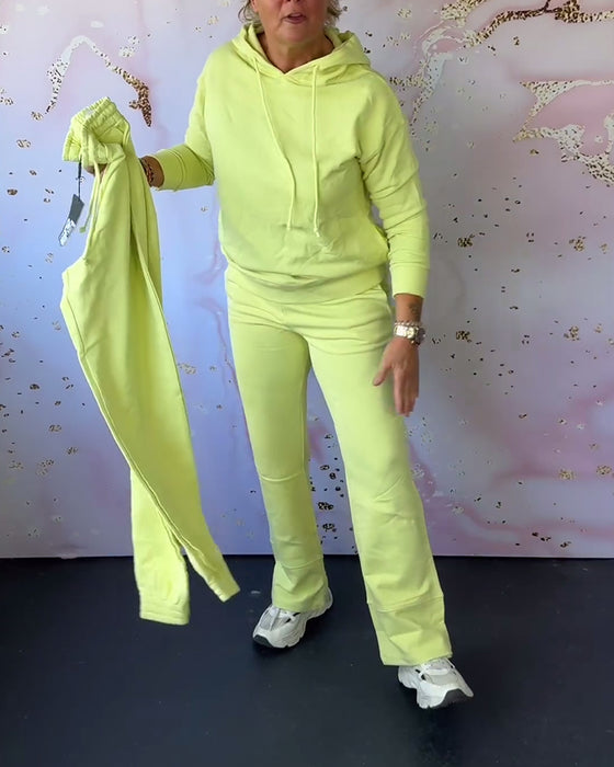 Jednokolorowy komplet składający się z bluzy i spodni z kapturem