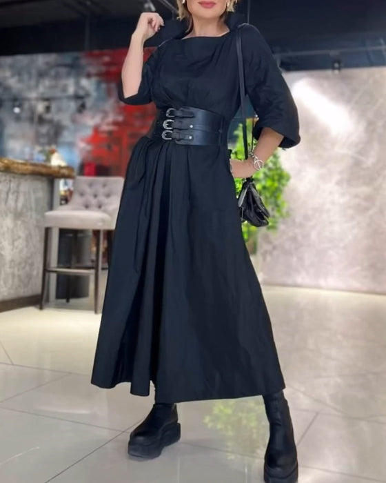 Elegancka sukienka w jednolitym kolorze z kwadratowym dekoltem
