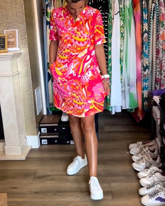 Sukienka z kieszeniami i nadrukiem z krótkim rękawkiem