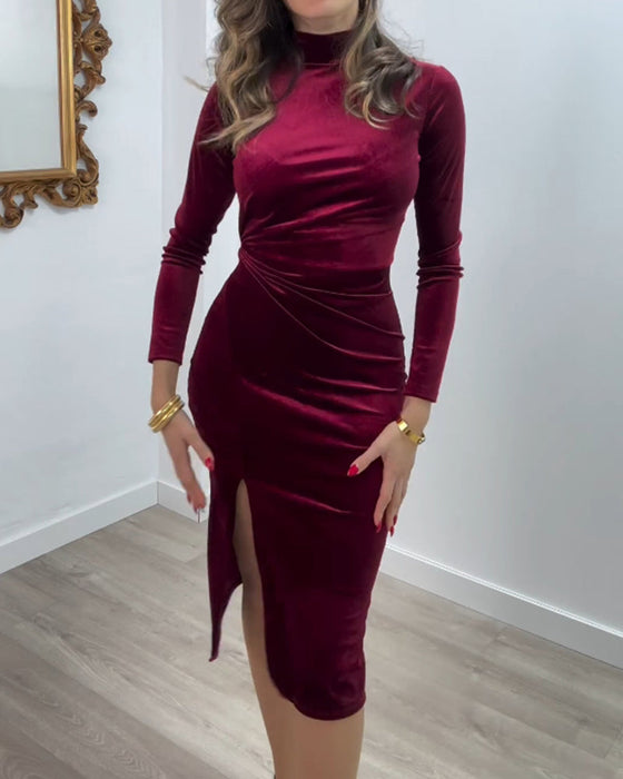 Elegancka aksamitna sukienka z rozcięciem z boku