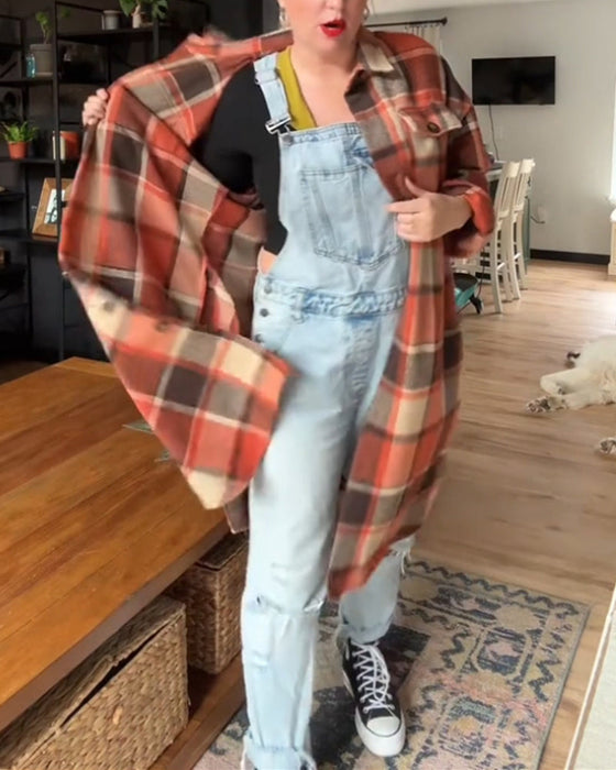 Casualowy płaszcz w kratę zapinany na guziki