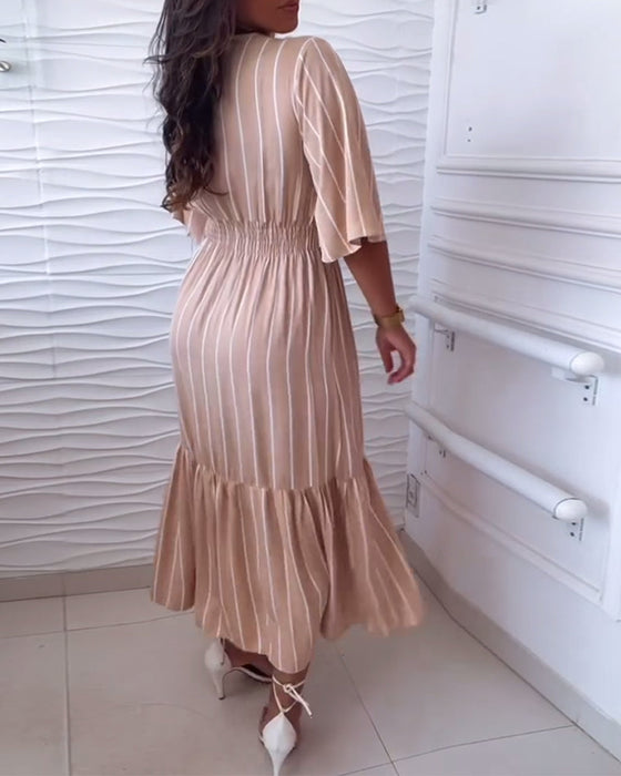 Sukienka w paski ze sznurkiem