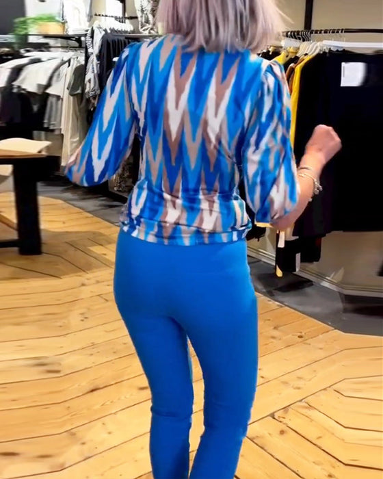 Bluzka z głębokim dekoltem w kształcie litery V z nadrukiem