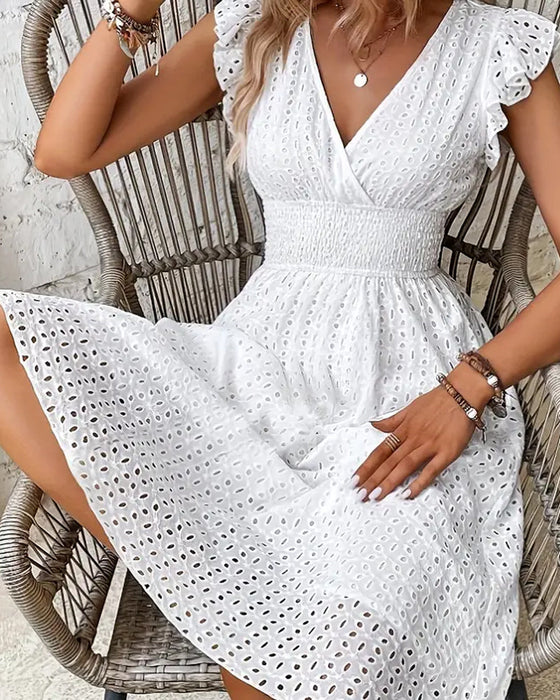 Jednokolorowa sukienka z głębokim dekoltem w kształcie litery V