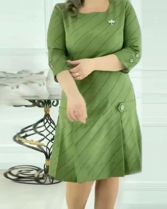 Elegancka sukienka z okrągłym dekoltem i nadrukiem