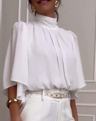 Jednokolorowa bluzka z wysokim kołnierzem i rękawami motylkowymi