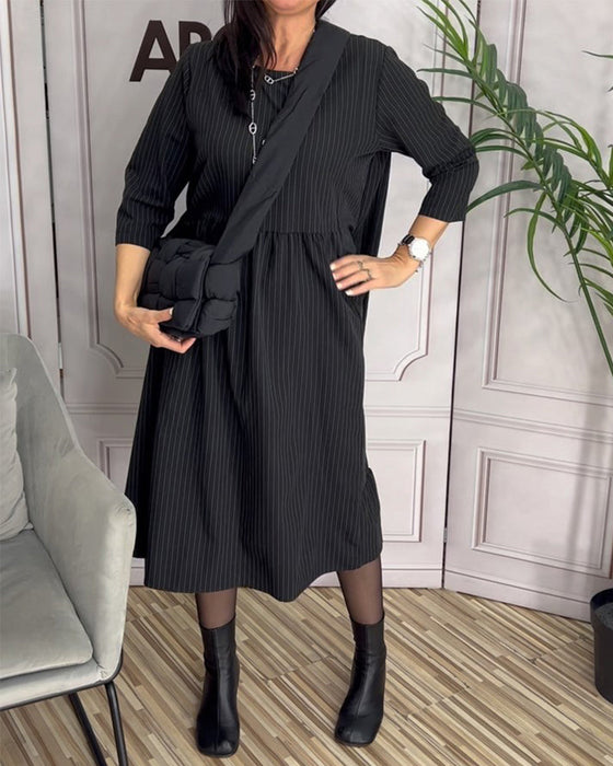 Prosta sukienka z okrągłym dekoltem i dziurami