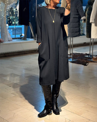 Luźna sukienka z okrągłym dekoltem i kieszenią