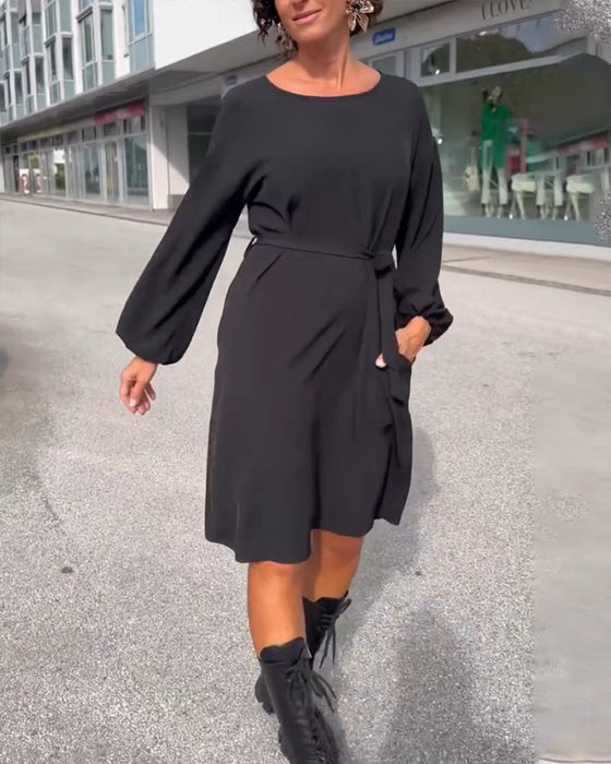 Sukienka w jednolitym kolorze z paskiem