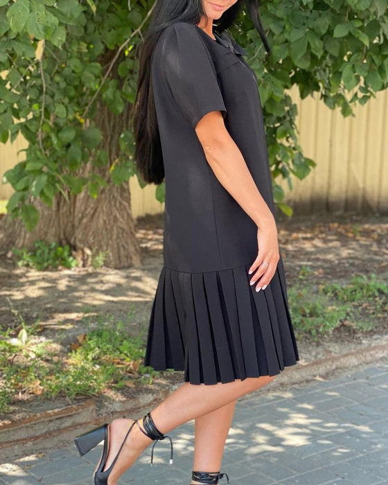 Sukienka z krótkim rękawkiem i plisowanym dołem