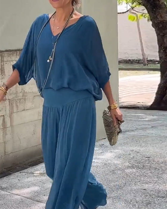 Dwuczęściowy garnitur w jednolitym kolorze z dekoltem w kształcie litery V