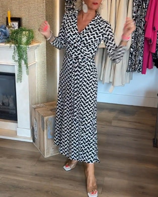 Sukienki z elementami wyszczuplającymi i nadrukami