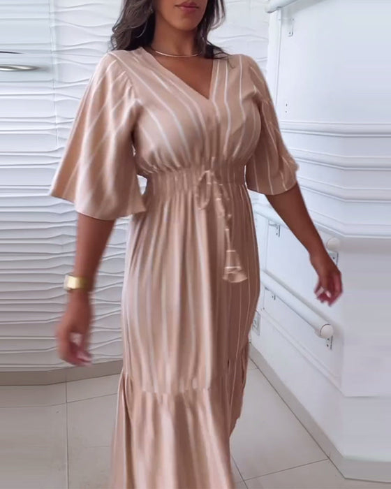 Sukienka w paski ze sznurkiem