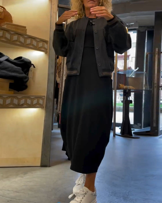 Jednokolorowa sukienka z okrągłym dekoltem i długimi rękawami