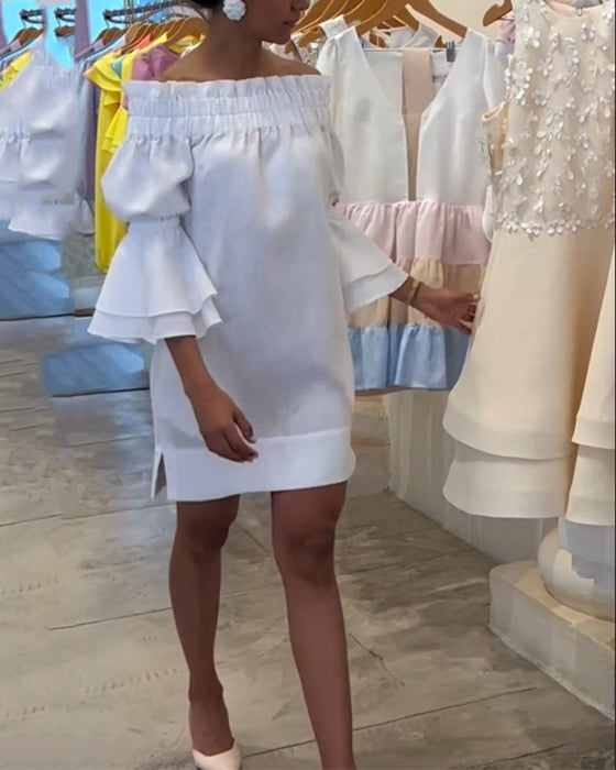 Sukienka na jedno ramię z rozkloszowanym rękawem