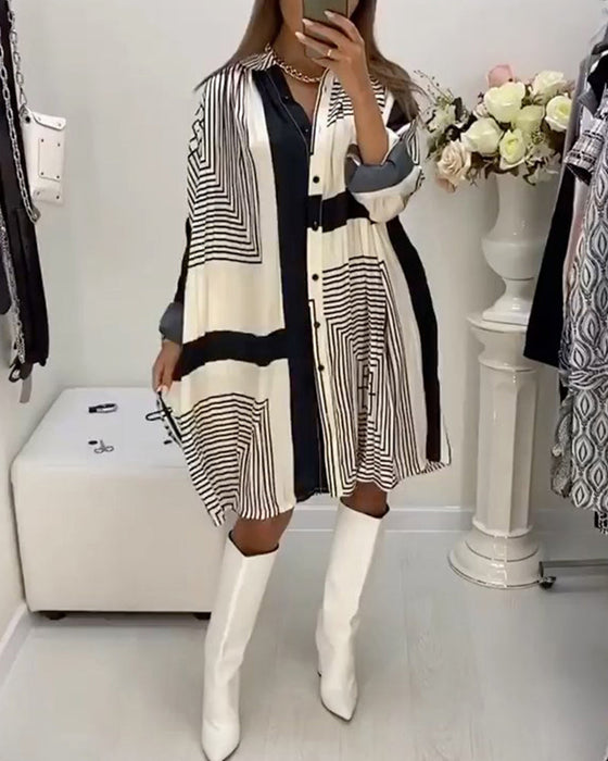 Sukienka zapinana na guziki z nadrukiem