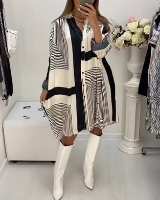 Sukienka zapinana na guziki z nadrukiem