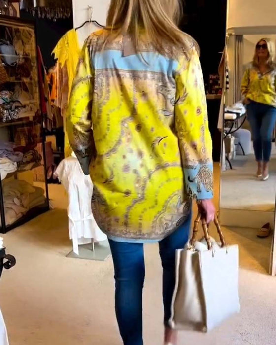 Bluzka z wycięciem w kształt litery V i drukowaniem