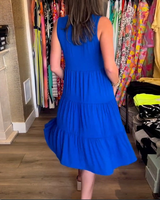 Sukienka o plisowanym kroju bez rękawów