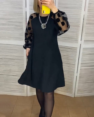 Sukienka o eleganckim fasonie i wzorze w groszki