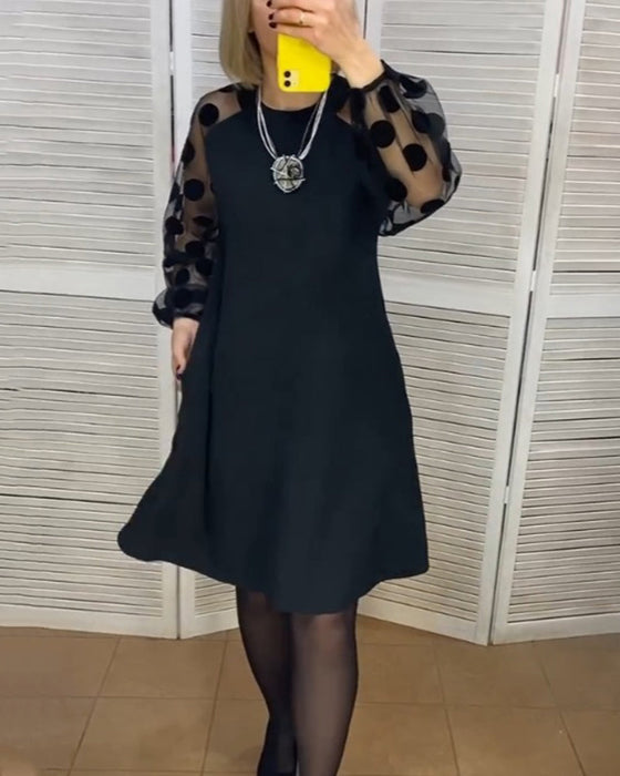 Sukienka o eleganckim fasonie i wzorze w groszki