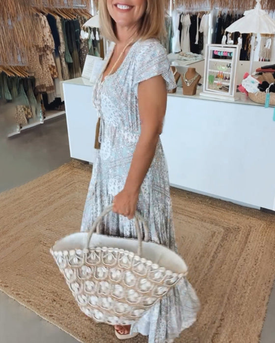 Wakacyjna sukienka z dekoltem w kształcie litery V i rozciętymi rękawami