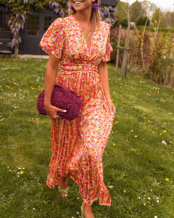 Sukienka w kwiaty z dekoltem w kształcie litery V