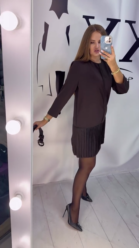 Sukienka Z Rękawem Trzy Czwarte Z Plisami W Stylu Akordeonowym