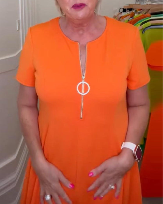 Modna sukienka w jednolitym kolorze zapinana na zamek z krótkim rękawem