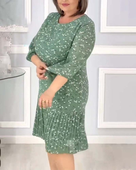 Elegancka sukienka z plisowanym nadrukiem