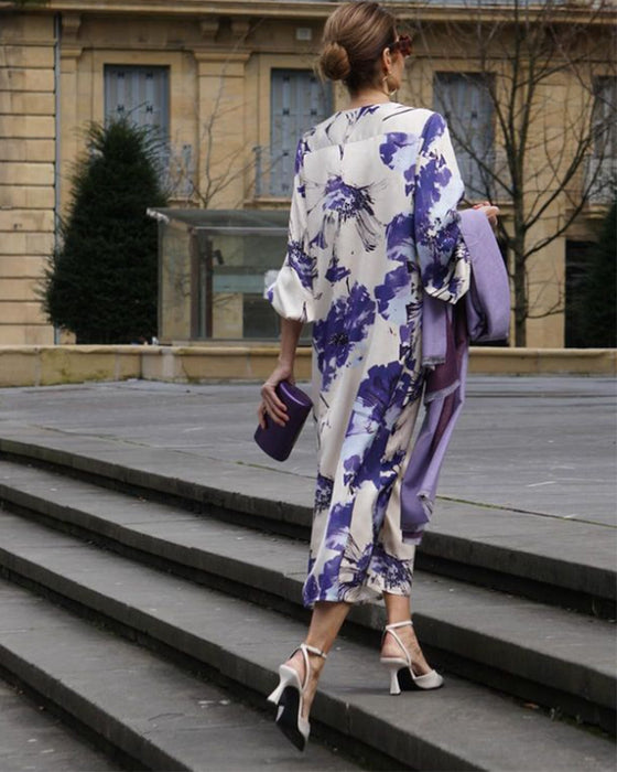 Elegancka sukienka z nadrukiem i dekoltem w kształcie litery V