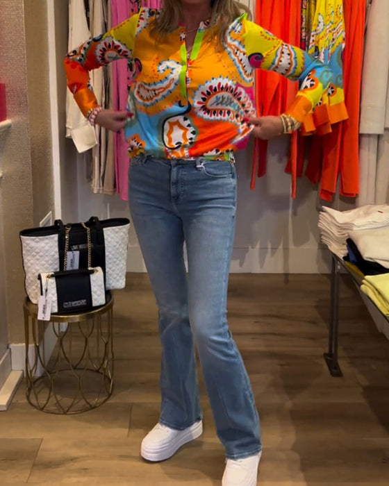 Kolorowa bluzka z nadrukiem i długim rękawem z dekoltem w kształcie litery V