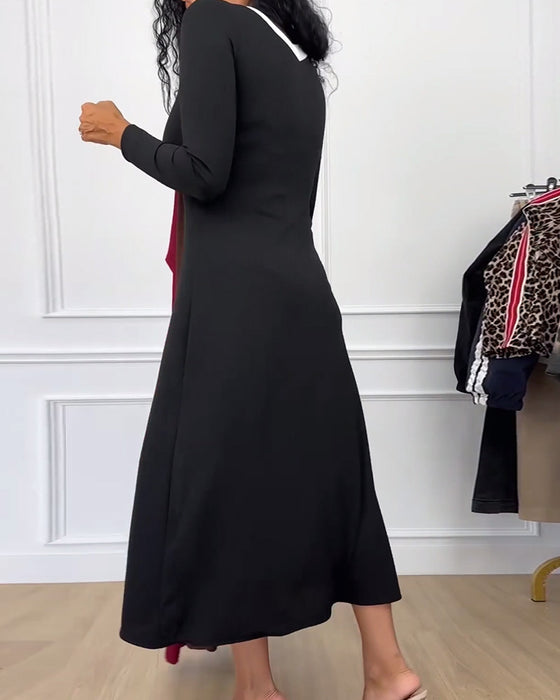 Kontrastowa sukienka z dekoltem w serek i eleganckim rozcięciem