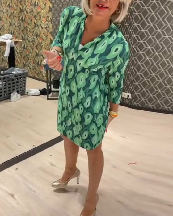 Sukienka z dekoltem w kształcie litery V i rękawami 3/4 z nadrukiem