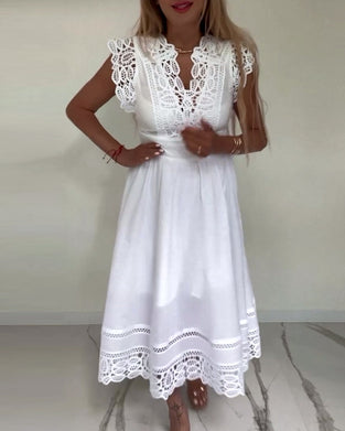 Elegancka sukienka z koronką w jednolitym kolorze z dekoltem w kształcie litery V