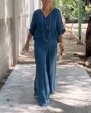 Dwuczęściowy garnitur w jednolitym kolorze z dekoltem w kształcie litery V