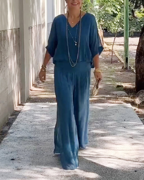 Dwuczęściowy garnitur w jednolitym kolorze z dekoltem w kształcie litery V