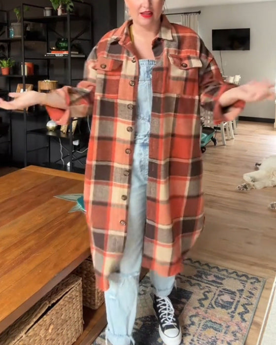 Casualowy płaszcz w kratę zapinany na guziki