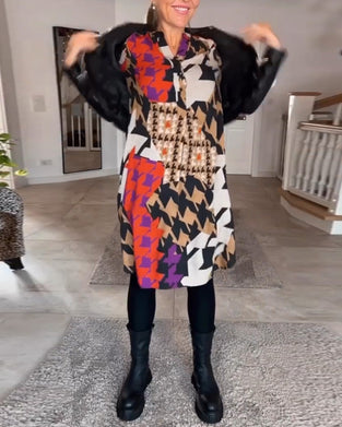 Sukienka z długimi rękawami i dekoltem w serek