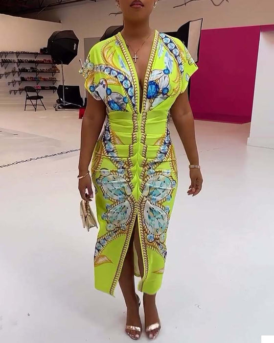 Sukienka z głębokim dekoltem w kształcie litery V i nadrukiem w talii